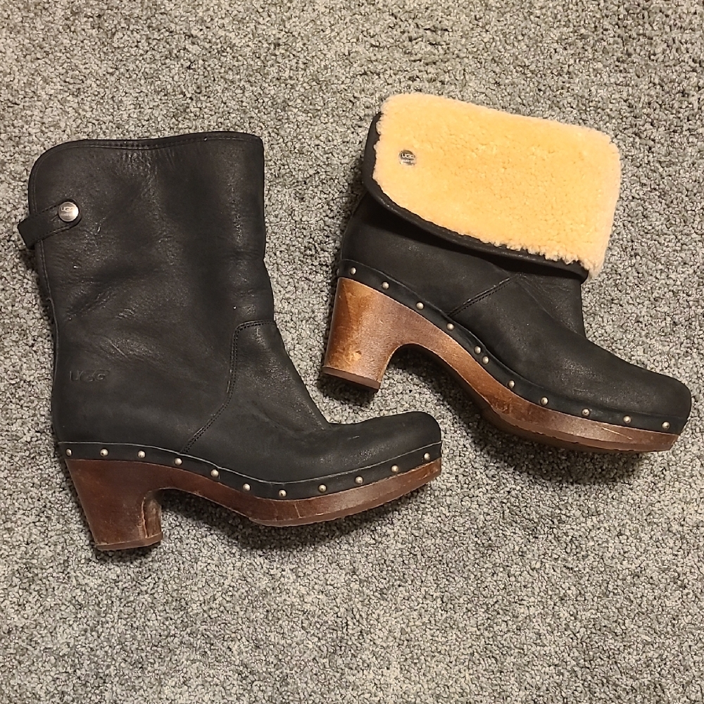 UGG LYNNEA 1Black and Tan Clog Mules with Wooden Heel